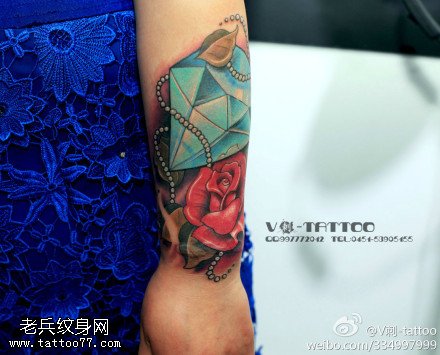 夺目钻石玫瑰纹身图案