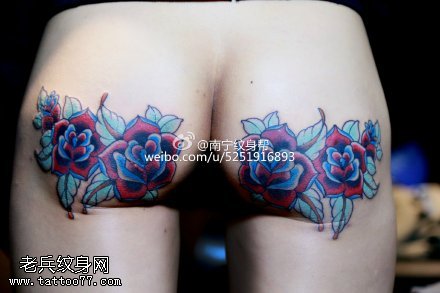 优美性感的臀部玫瑰纹身图案