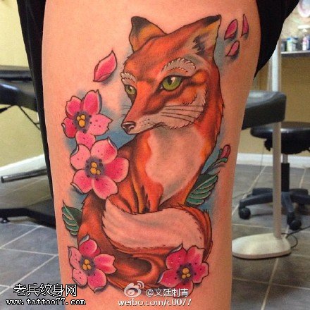 彩绘漂亮的小狐狸纹身图案