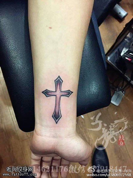 清爽简洁的十字架纹身图案