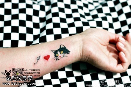 清新的猫咪桃心纹身图案