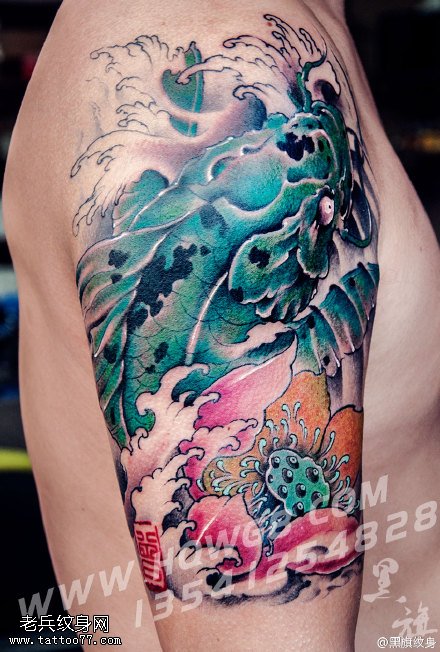 经典的莲花锦鲤纹身图案