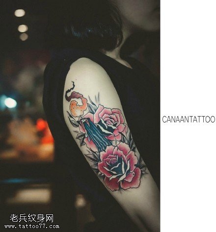 手臂彩色玫瑰蜡烛纹身图案