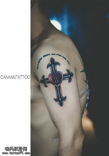 手臂彩色十字架锁纹身图案