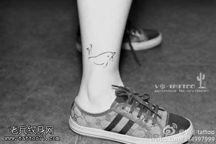 简单大方海豚纹身图案