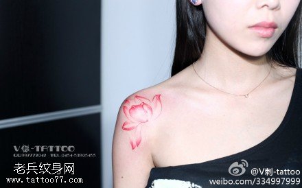 静谧唯美红莲纹身图案