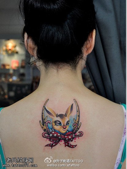 背部彩色鹿玫瑰花蝴蝶结纹身图片