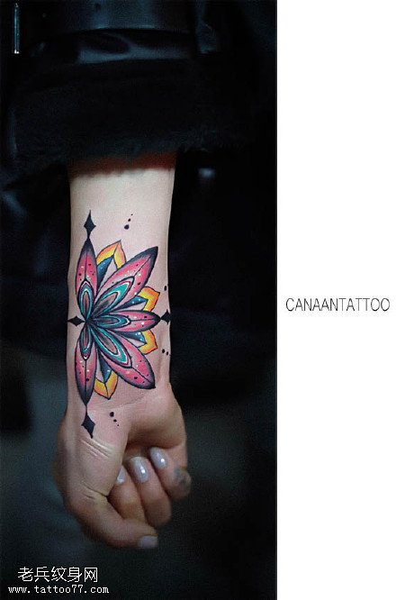 手部彩色梵花纹身图案