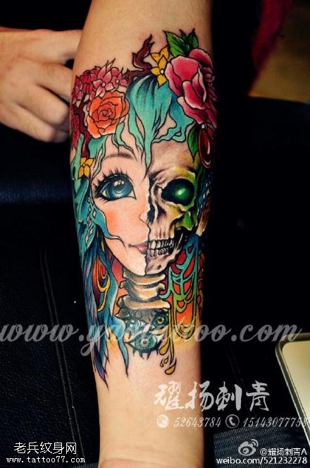 手臂彩色个性玫瑰骷髅女郎纹身图片