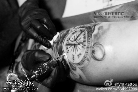 精致钟表纹身图案