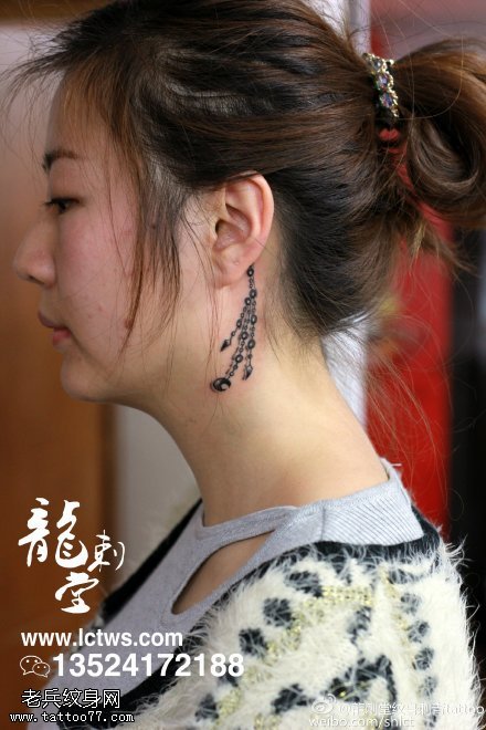 颈后美丽长串耳环纹身图案