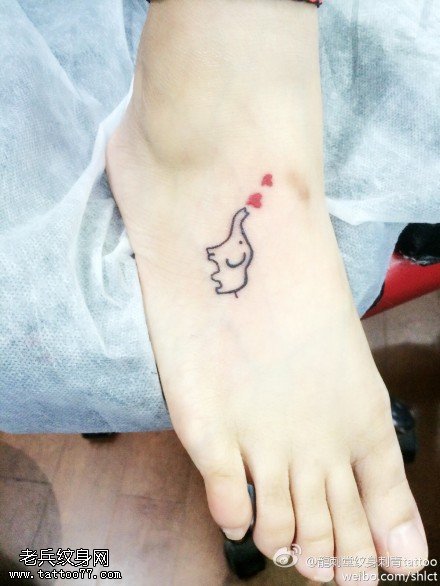 小象可爱小心脏纹身图案