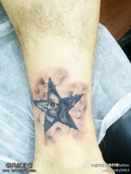 腿部五角星裂缝骷髅纹身图案