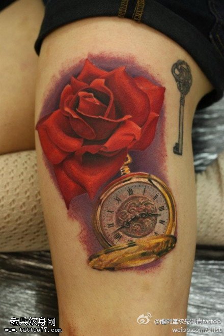 腿部妩媚玫瑰花怀表纹身图案