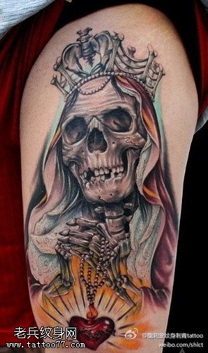 骷髅腿部手持心脏皇冠纹身图案