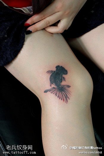 腿部点刺小金鱼纹身图案