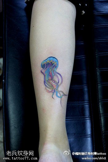 腿部水母彩色纹身图案