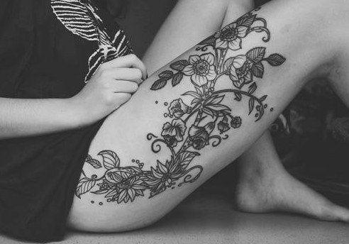 性感腿部的复古花纹身图片