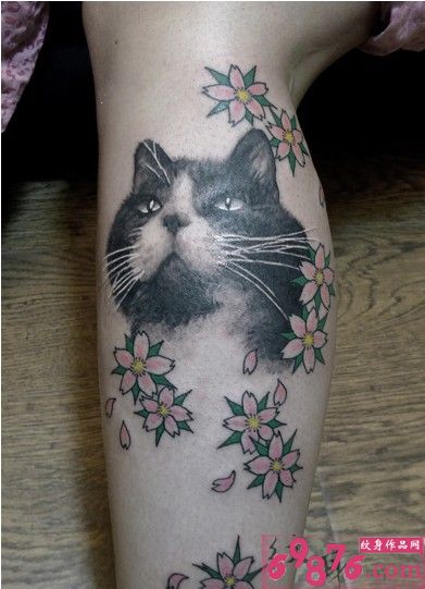 小腿上猫咪和小花纹身图片