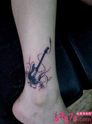 小腿个性吉他纹身图片