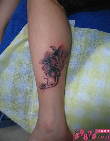 腿部植物纹身图片