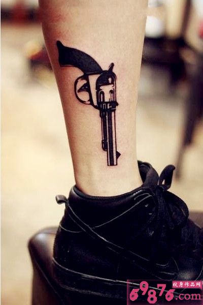小腿个性手枪纹身图片