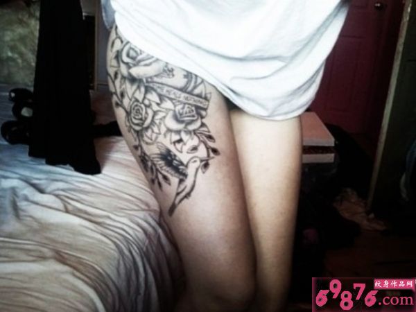 女生大腿黑白玫瑰纹身图片