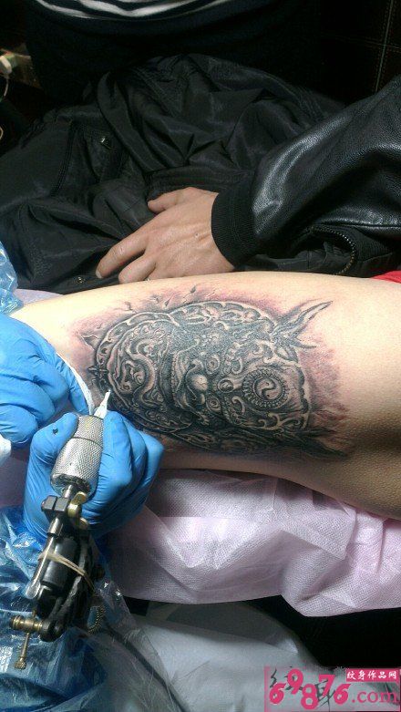 男人大腿椒图纹身过程图片