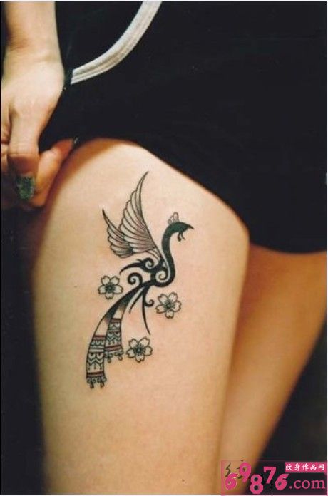 女生大腿经典好看的的孔雀纹身图片图片