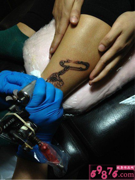 立体小别针翅膀纹身现场图片缩略频道推荐图