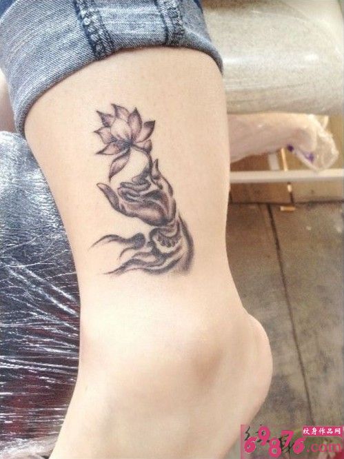 手指拈花创意腿肚纹身图片