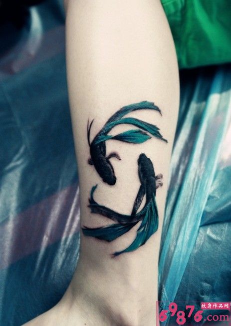 小腿金鱼嬉戏图片