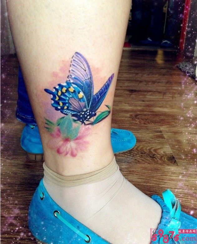 脚踝彩色风格小蝴蝶纹身图片