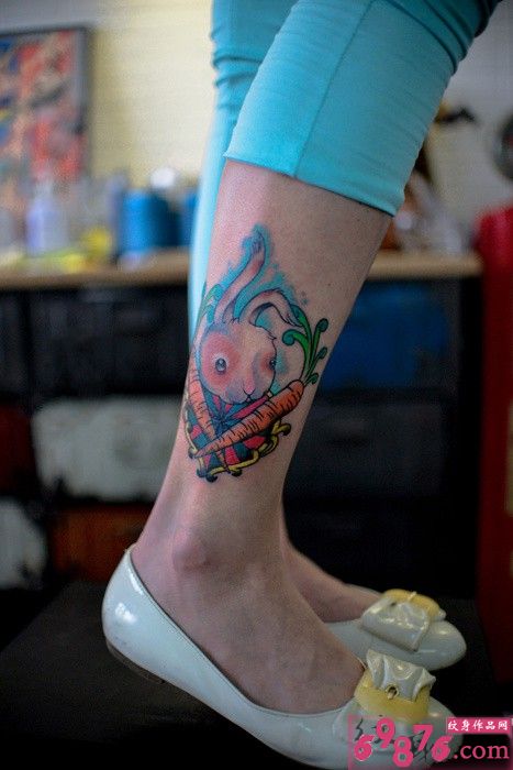 小白兔吃萝卜创意腿部刺青图片