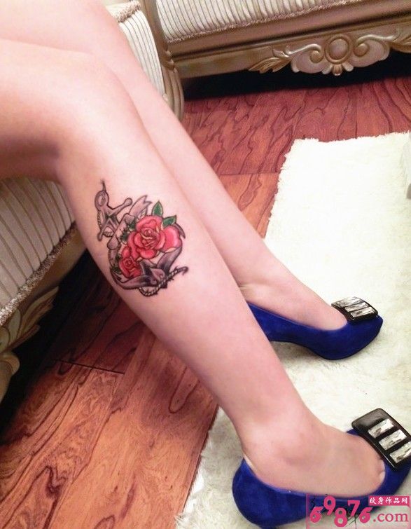 长腿美女玫瑰与锚刺青图片