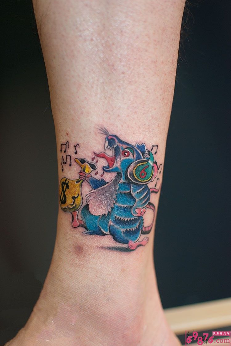 腿部听音乐的钱老鼠纹身图片