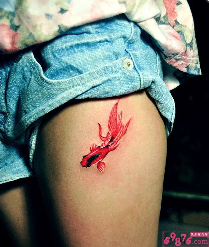 大腿红色可爱小金鱼纹身图片
