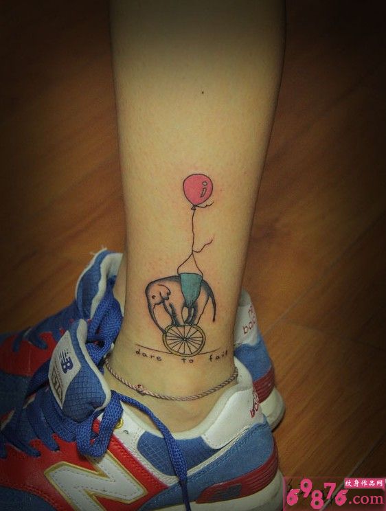 小腿走钢丝的大象图片