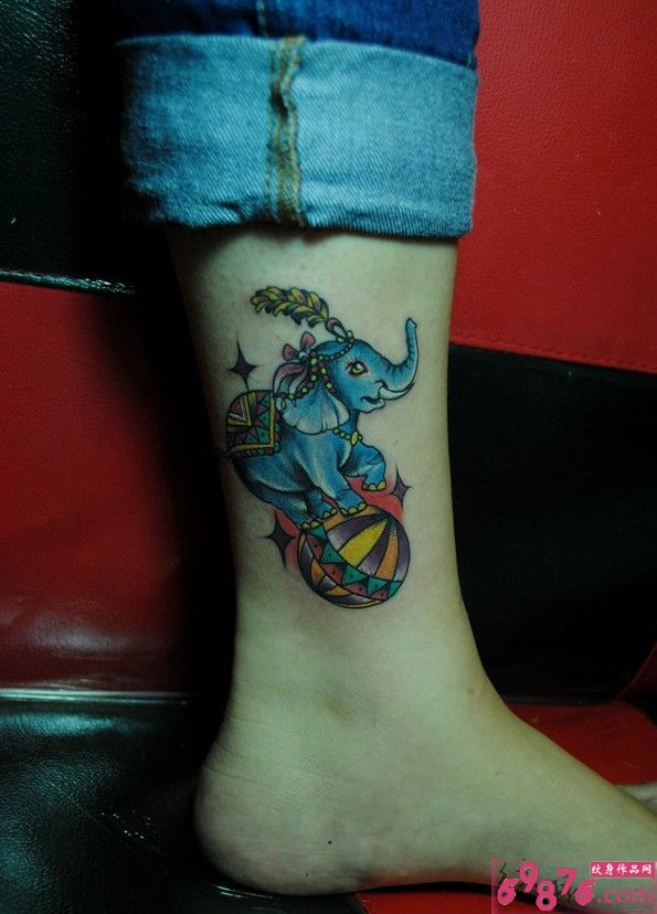 马戏团小象腿部纹身图片