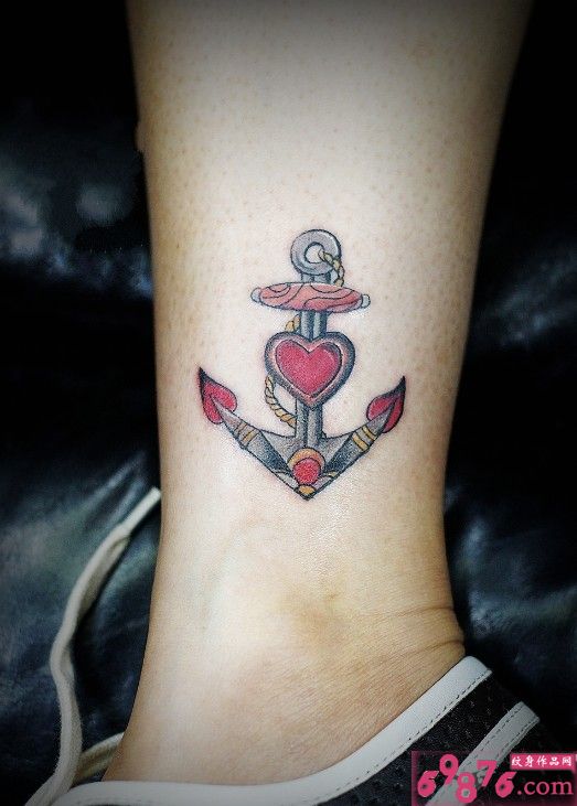 艳丽红心船锚纹身图图片