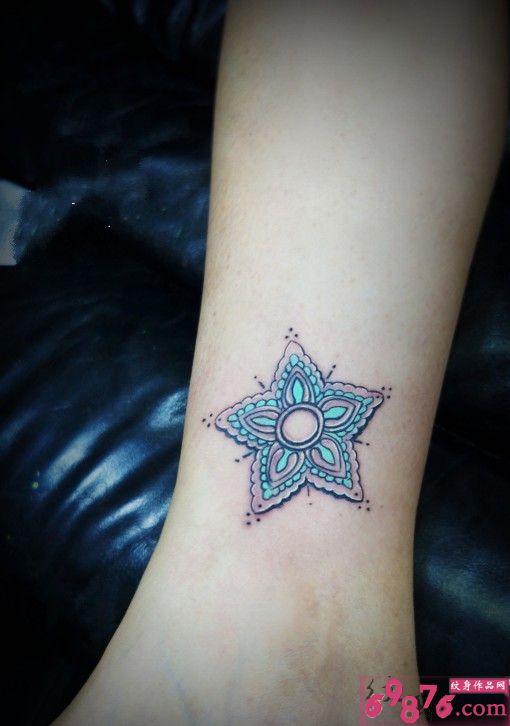 脚踝印度风格艺术纹身图片