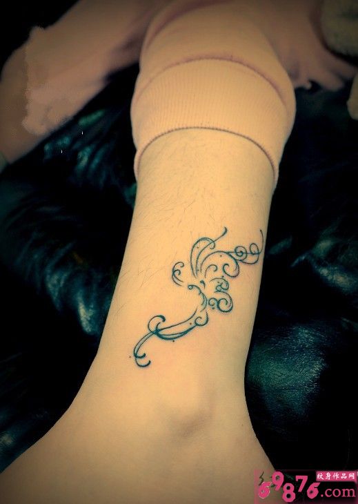 小腿线条感设计蝴蝶纹身图片