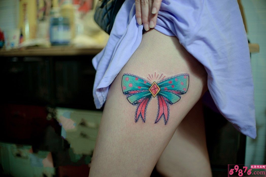 时尚女性大腿漂亮好看的蝴蝶结纹身图图片