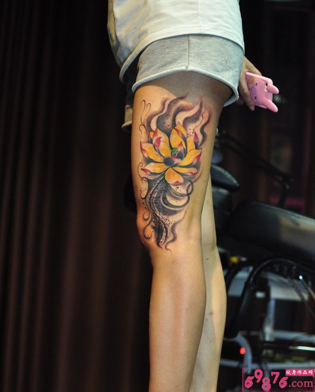 时尚大腿唯美好看的云雾莲花纹身图案图片