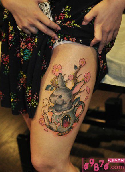 大腿茶壶樱花萌兔子纹身图片