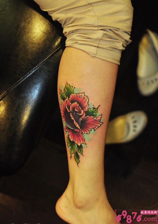 清新花朵腿部纹身图片