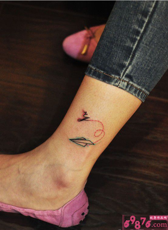 放飞的纸飞机小腿纹身图片