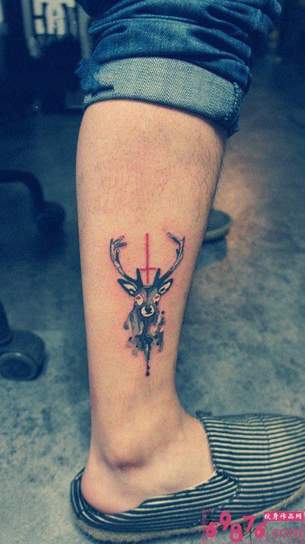 可爱小麋鹿腿部纹身图片