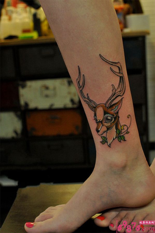 可爱小鹿头腿部纹身图片