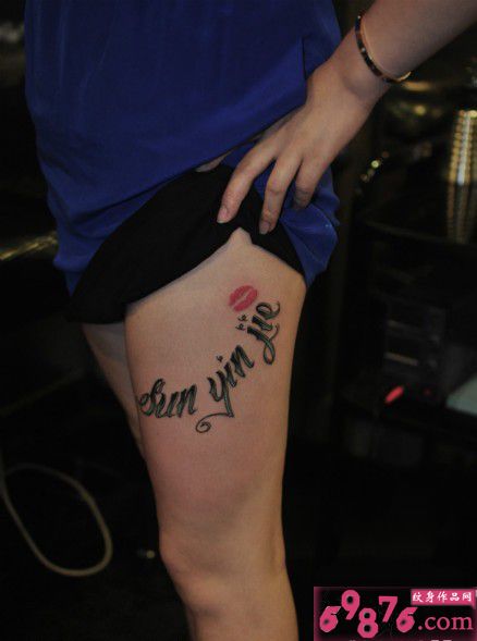 烈焰红唇英文性感纹身图片